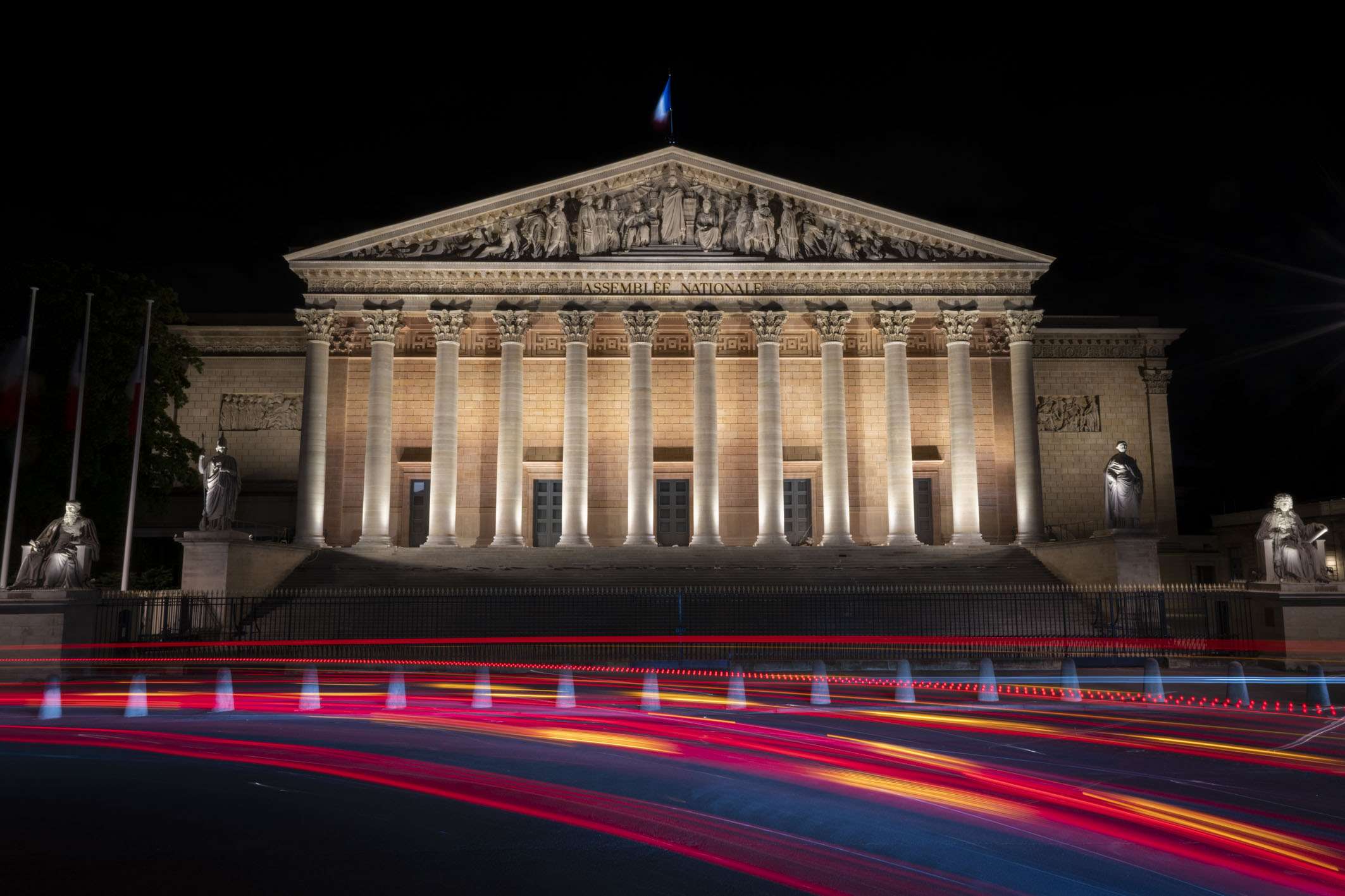 Assemblée nationale illuminée de nuit
